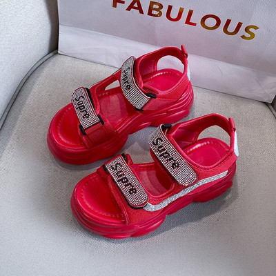 Sieviešu ikdienas sandales ar augstām zolēm un akmeņiem