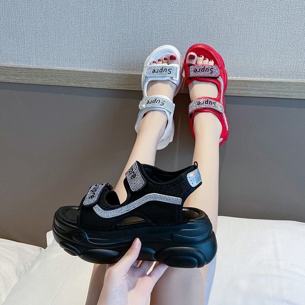 Sieviešu ikdienas sandales ar augstām zolēm un akmeņiem