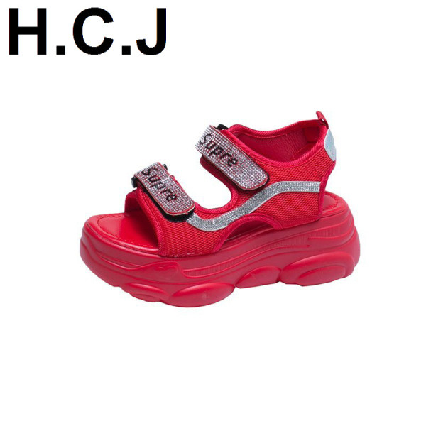 Sieviešu ikdienas sandales ar augstām zolēm un akmeņiem