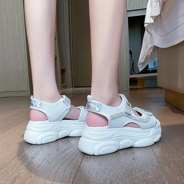 Sieviešu ikdienas sandales ar augstām zolēm un akmeņiem