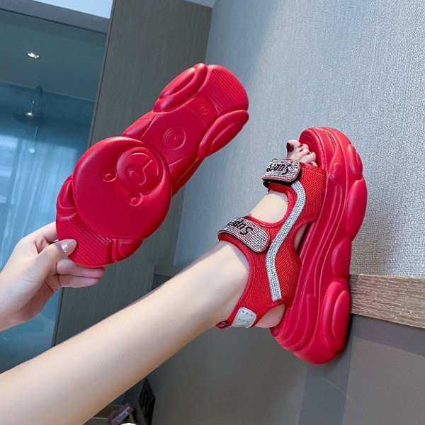 Sieviešu ikdienas sandales ar augstām zolēm un akmeņiem