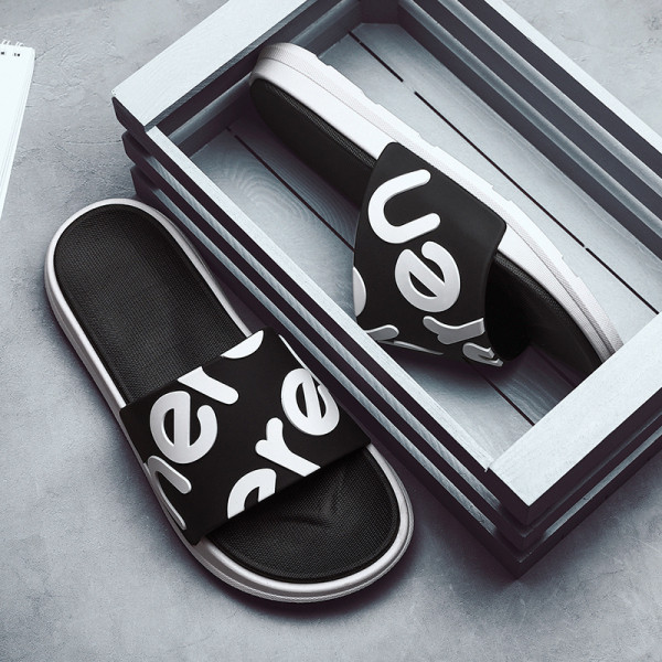 Vīriešu ikdienas čības ar plakanu zoli un uzrakstiem