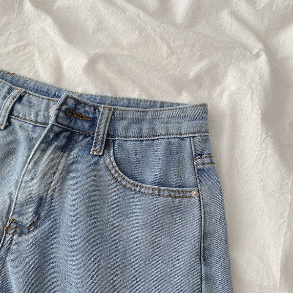 Model nou de blugi scurti cu talie inalta si buzunare