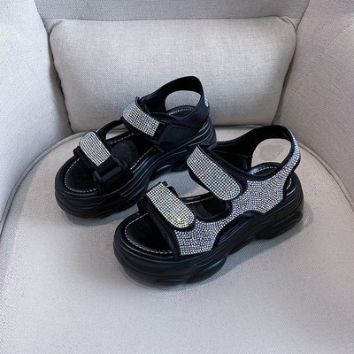 Uus kõrge talla ja kivikestega naiste sandaalide mudel