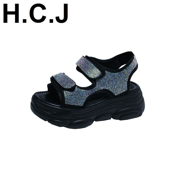 Uus kõrge talla ja kivikestega naiste sandaalide mudel