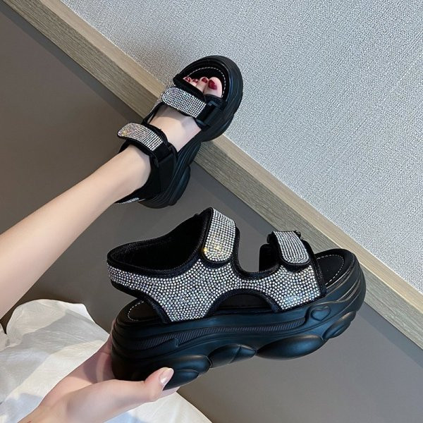 Uus kõrge talla ja kivikestega naiste sandaalide mudel