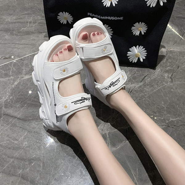 Naiste kõrge talla ja takjapaelaga nahast sandaalid