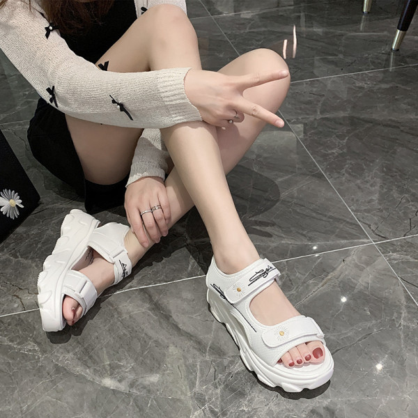 Naiste kõrge talla ja takjapaelaga nahast sandaalid