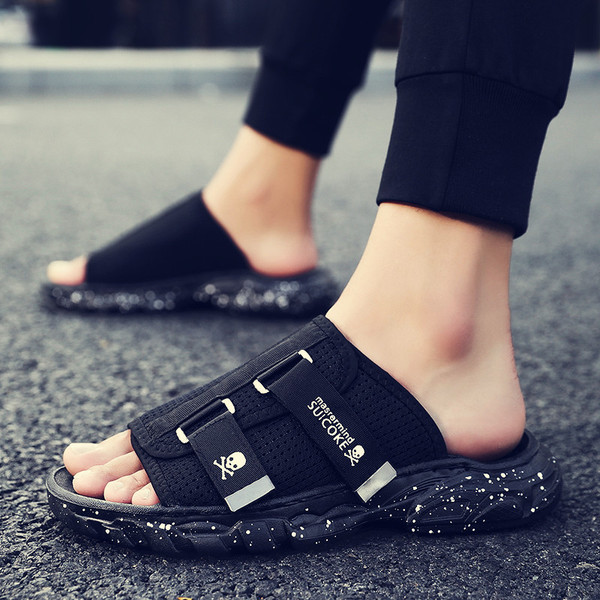 Aktuālās vīriešu čības ar uzlīmēm un uzrakstu