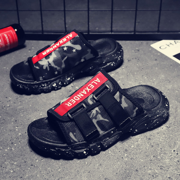 Aktuālās vīriešu čības ar uzlīmēm un uzrakstu