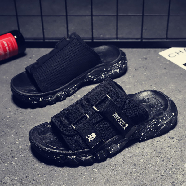 Aktuālās vīriešu čības ar uzlīmēm un uzrakstu