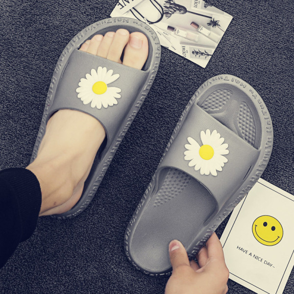 Papuci de cauciuc pentru bărbați cu aplicație și talpă plată