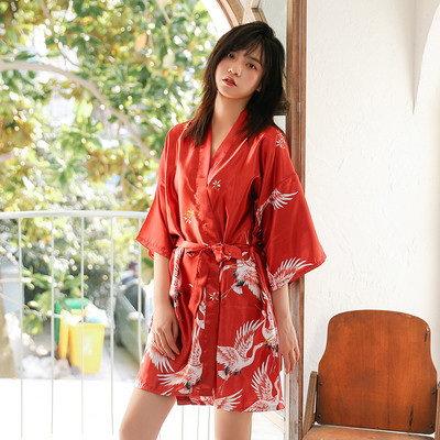 Naiste satiinist hommikumantel trükise ja vööga