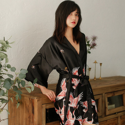 Naiste satiinist hommikumantel trükise ja vööga