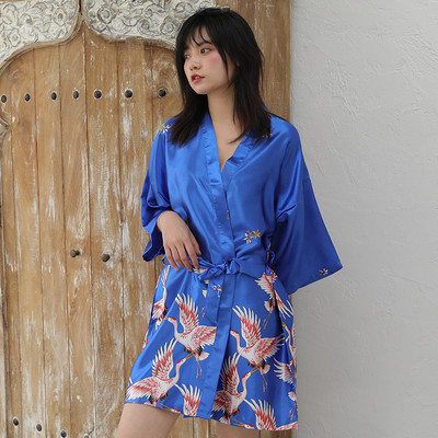 Naiste satiinist hommikumantel trükise ja vööga