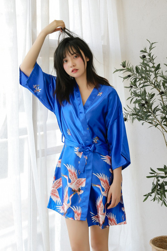 Naiste satiinist hommikumantel trükise ja vööga