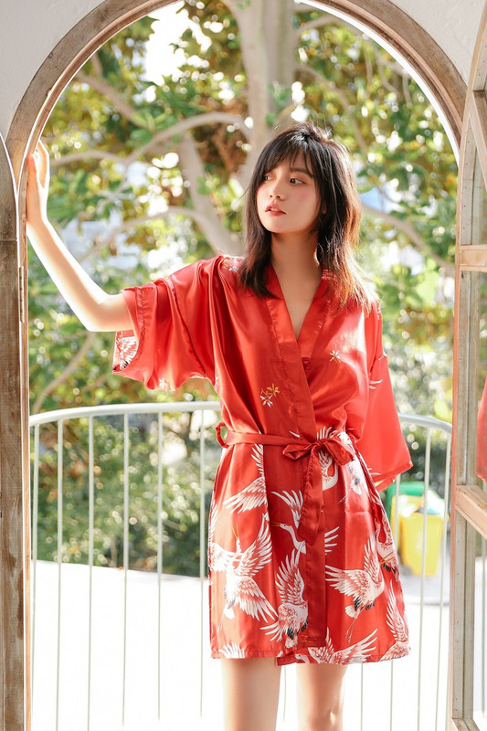 Naiste satiinist hommikumantel trükise ja vööga