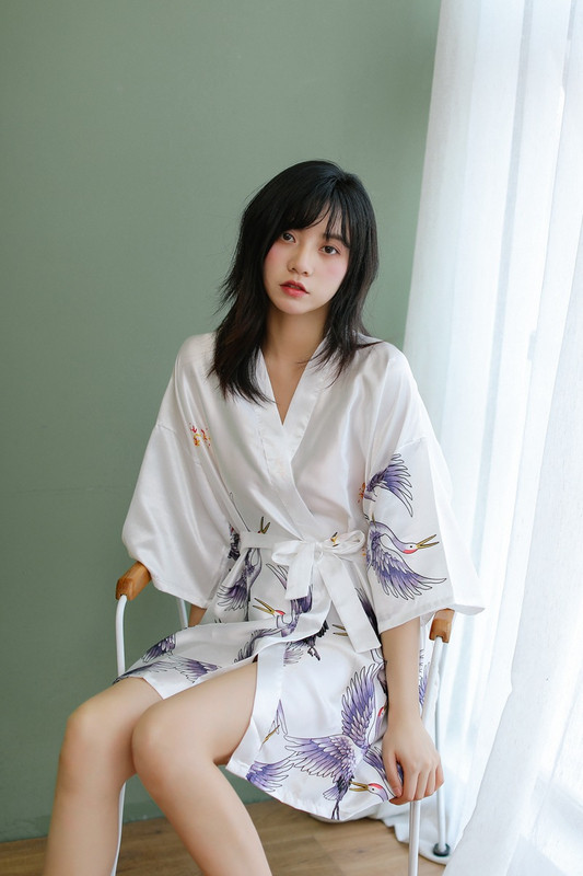 Naiste satiinist hommikumantel trükise ja vööga