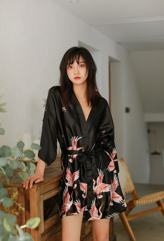 Naiste satiinist hommikumantel trükise ja vööga