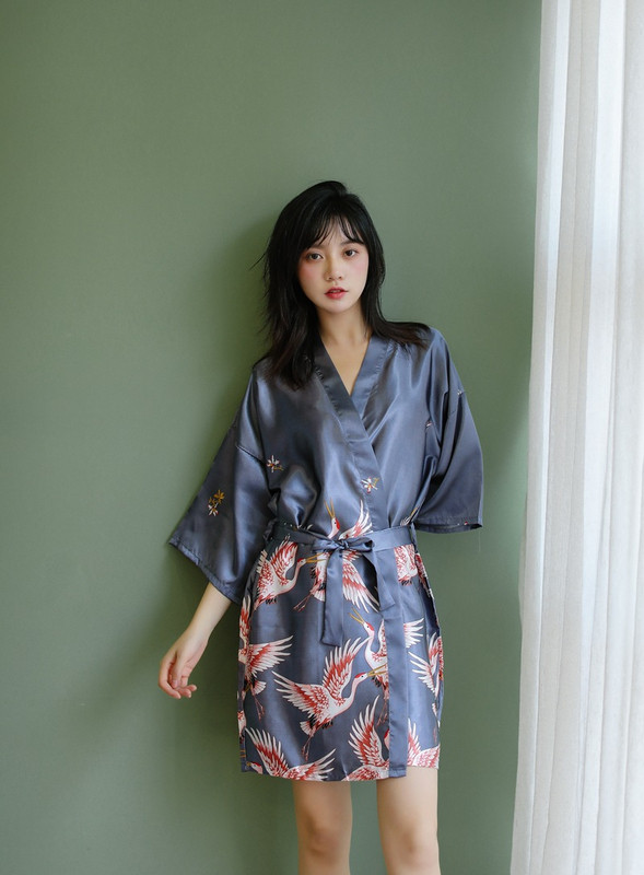 Naiste satiinist hommikumantel trükise ja vööga