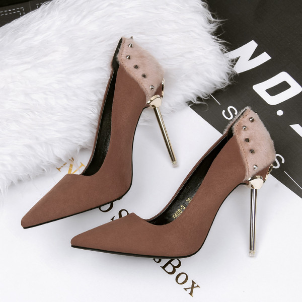 Stiilsed naiste kingad õhukese 10 cm kõrguse kontsa ja suleelemendiga