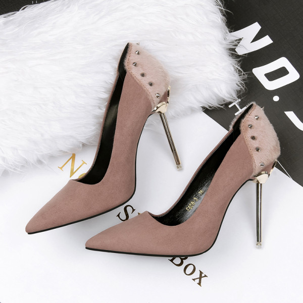 Stiilsed naiste kingad õhukese 10 cm kõrguse kontsa ja suleelemendiga