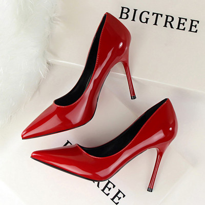 Pantofi de dama eleganti din piele lacuita cu toc inalt - model ascutit