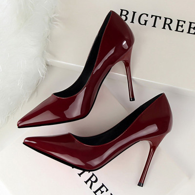 Pantofi de dama eleganti din piele lacuita cu toc inalt - model ascutit