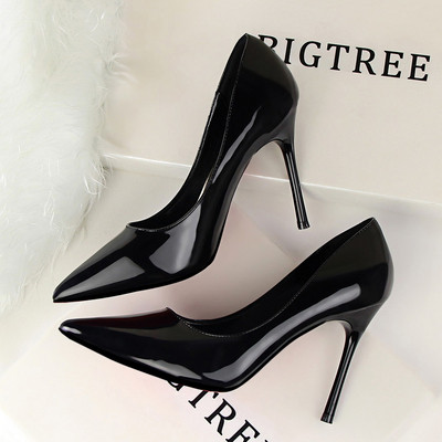 Pantofi de dama eleganti din piele lacuita cu toc inalt - model ascutit