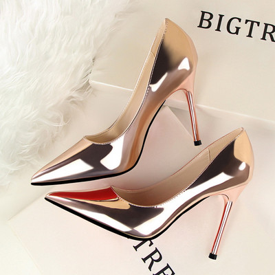 Pantofi de dama eleganti din piele lacuita cu toc inalt - model ascutit