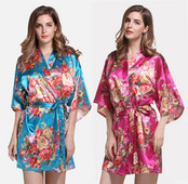 Lilletrükiga naiste satiinist hommikumantel