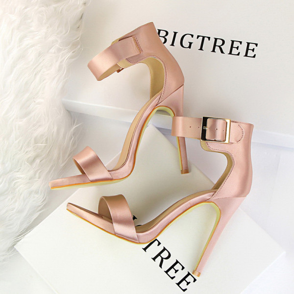 Stilīgas sieviešu sandales ar metāla potītes aizdari un augstu plānu papēdi