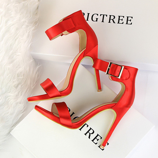 Stilīgas sieviešu sandales ar metāla potītes aizdari un augstu plānu papēdi