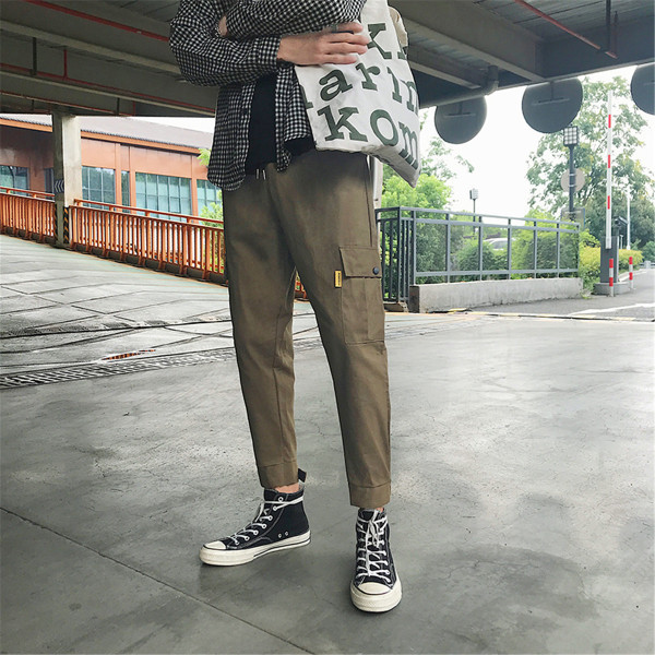 Pantaloni de barbati actuali cu buzunare laterale si lungime 9/10