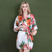 Sieviešu satīna peldmētelis ar jostu un rožu apdruku