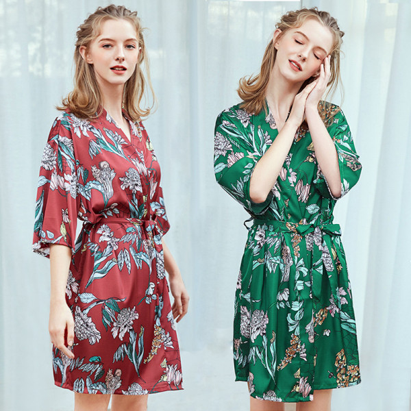 Naiste lillemustriga satiinist hommikumantel