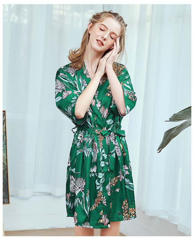 Naiste lillemustriga satiinist hommikumantel