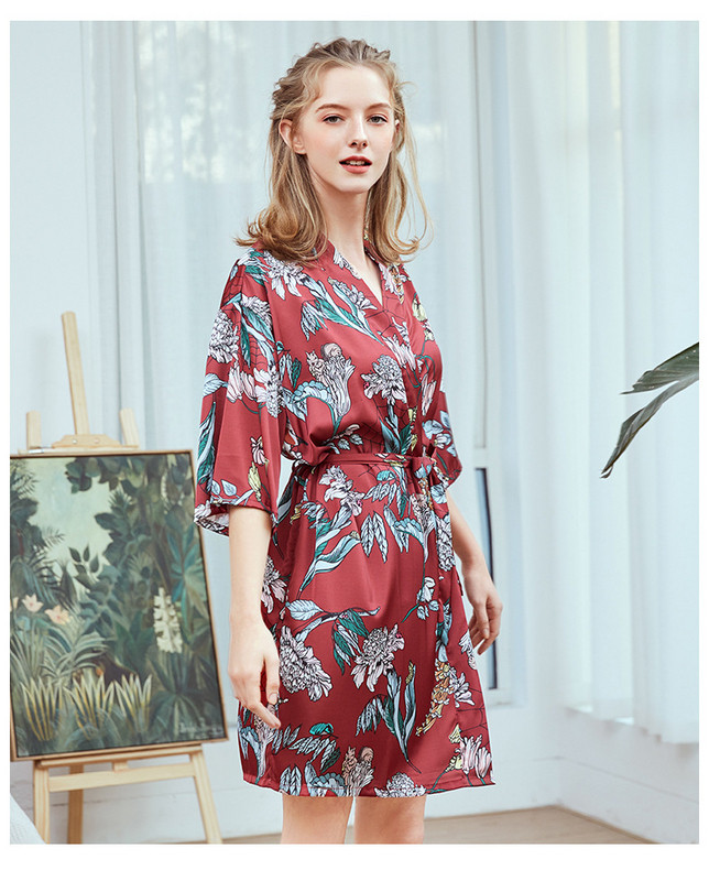 Naiste lillemustriga satiinist hommikumantel