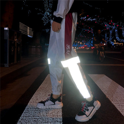 Sportos-alkalmi férfi nadrág gumírozott derékkal és fényvisszaverő elemekkel