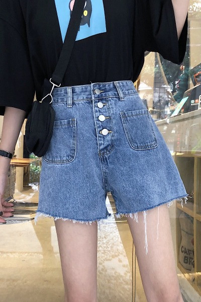 Naiste lühikesed nööpide ja taskutega teksad