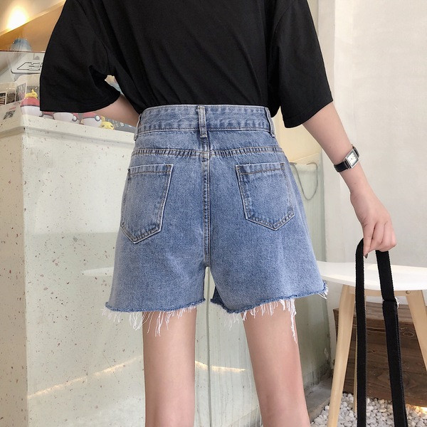 Naiste lühikesed nööpide ja taskutega teksad