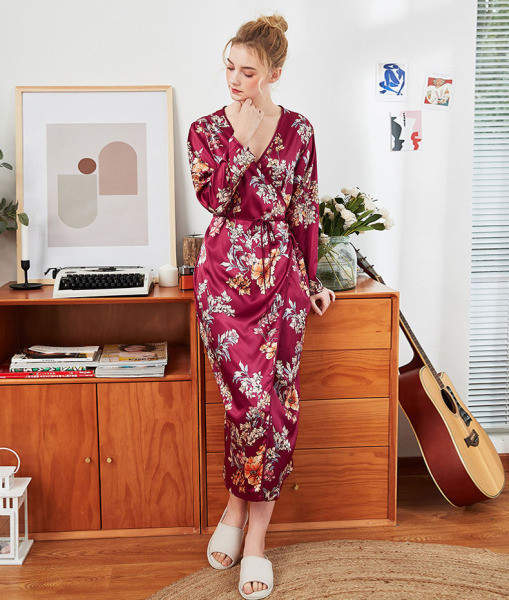 Hosszú szatén női fürdőköpeny virágmintával