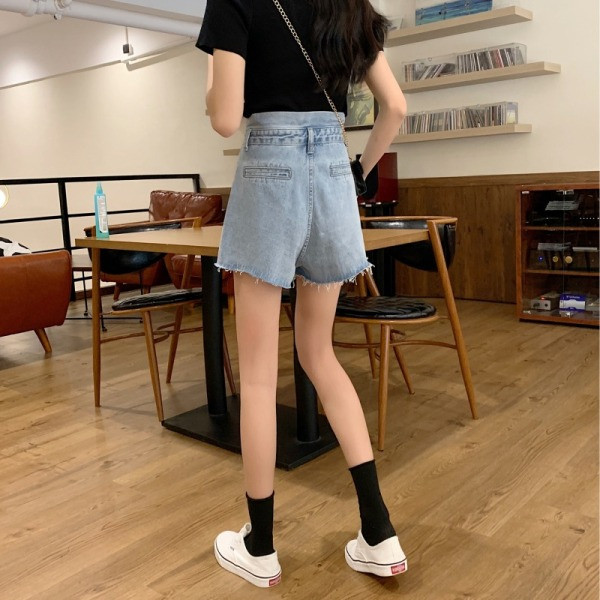 Naiste lühikesed nööpidega ja kõrge vöökohaga teksad