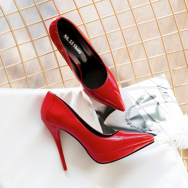 Lakknahast naiste kingad kõrge õhukese kontsaga teravatipuline mudel