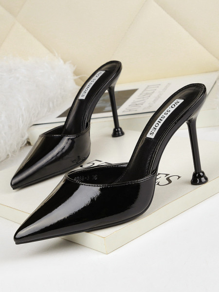 Modernas sieviešu lakādas čības ar augstu plānu papēdi - smails modelis