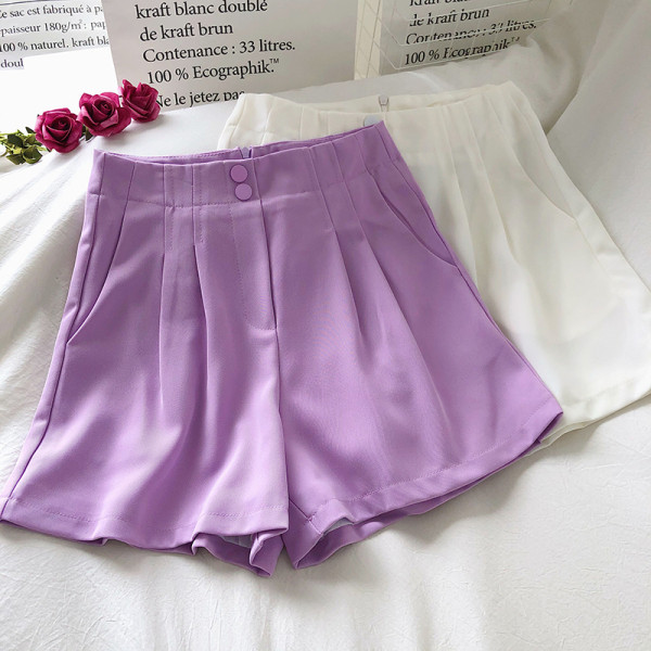 Moodsad kõrge vöökohaga lühikesed püksid ja nööbid