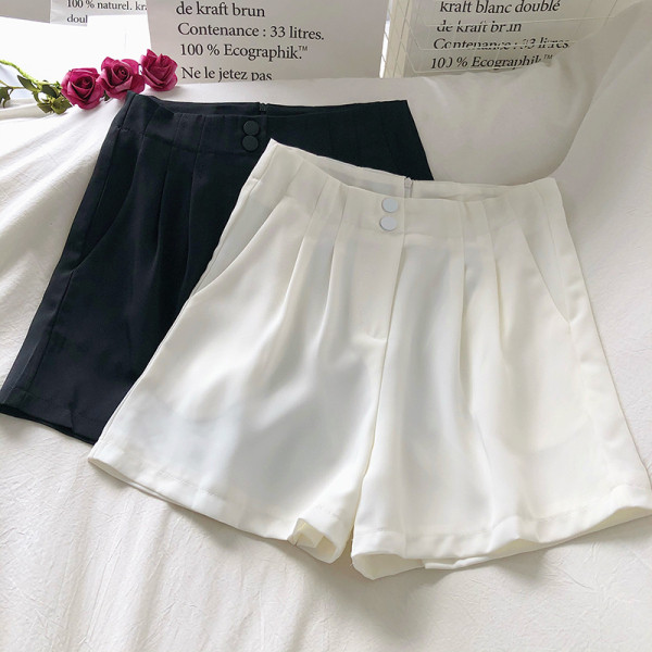 Moodsad kõrge vöökohaga lühikesed püksid ja nööbid