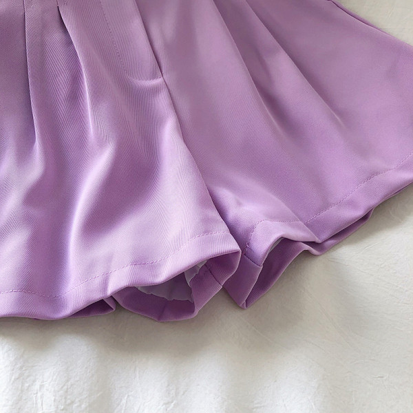 Moodsad kõrge vöökohaga lühikesed püksid ja nööbid