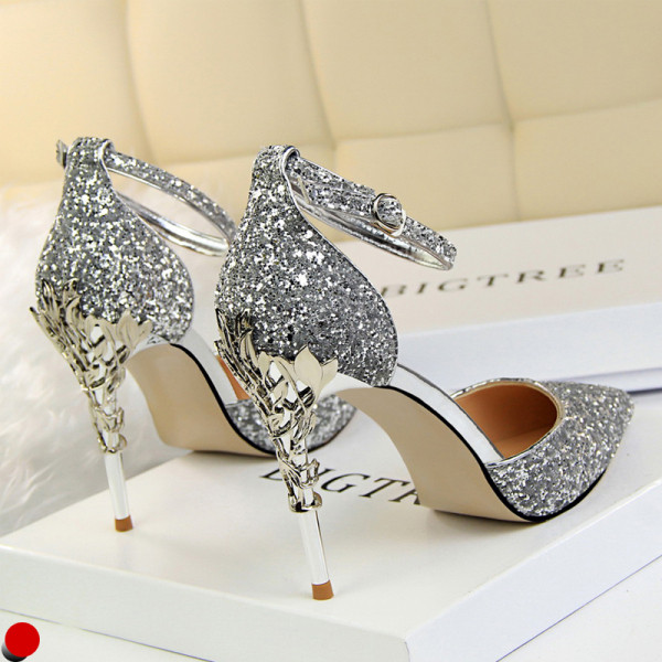 Κομψά γυναικεία σανδάλια με γυαλιστερό εφέ και μεταλλικά στοιχεία
