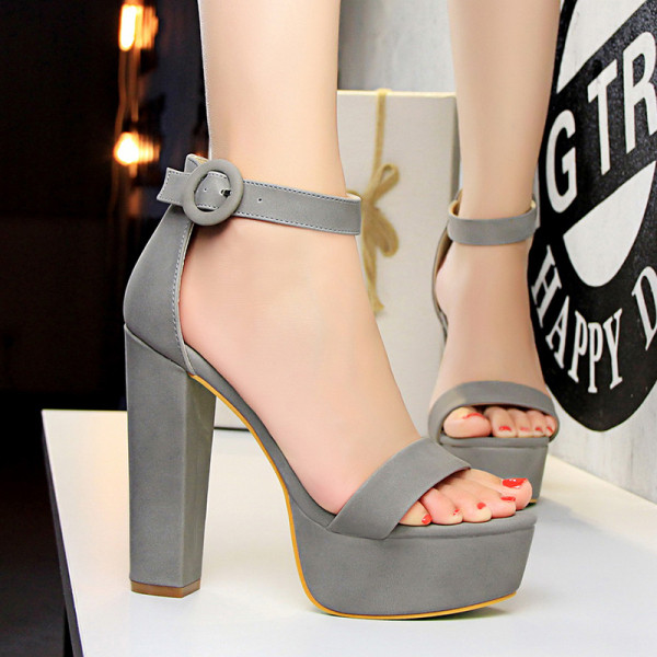 HIT Modern női szandál, magas szögletes sarokkal